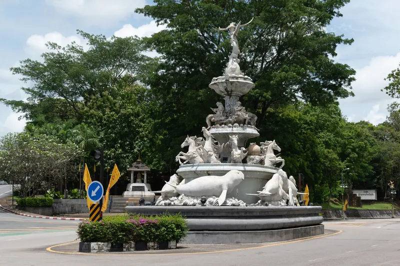 Rondo z diugoniem w centrum Trang