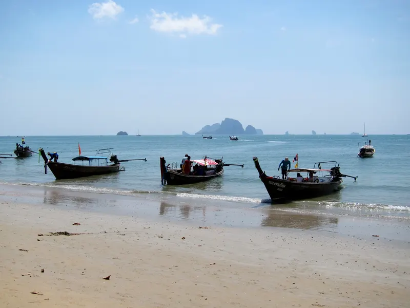 Łodzie longtail na plaży w Ao Nang