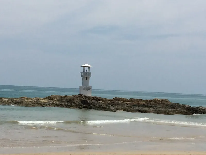Latarnia na wybrzeżu Khao Lak