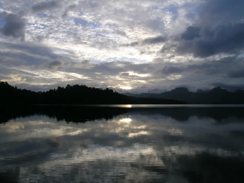 Jezioro w Khao Sok