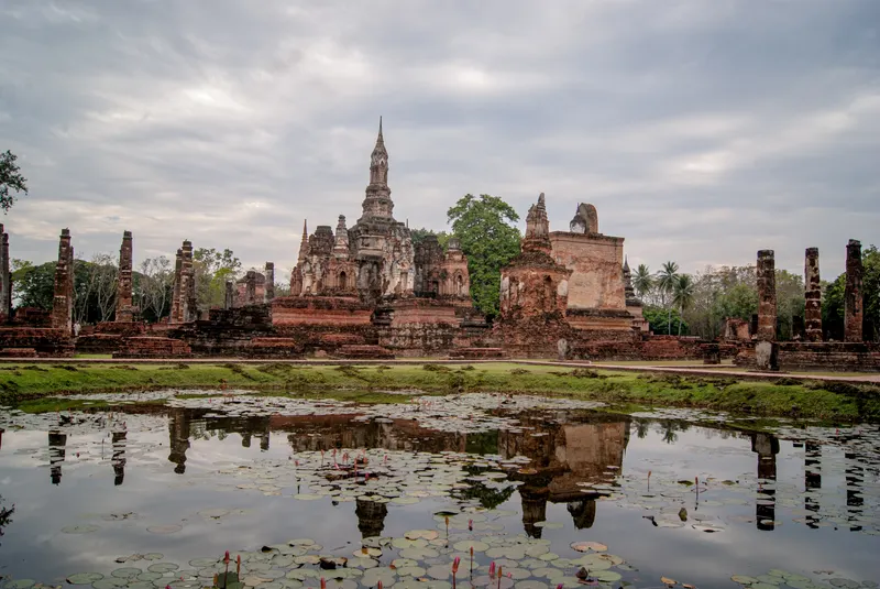 Ruiny Sukhothai o zmierzchu
