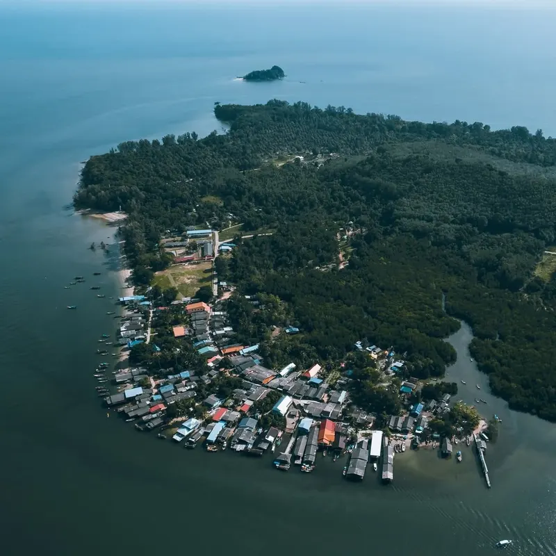 KohJum wyspa z zachodem słońca — Tajlandia