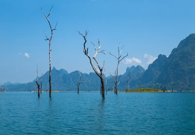 Jezioro Cheow Lan w prowincji Surat Thani
