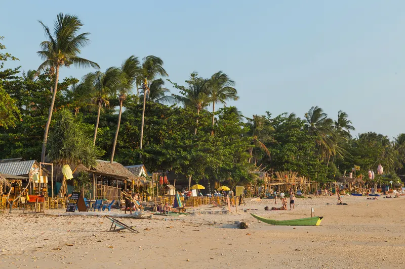 Plaża Klong Khong na zachodnim wybrzeżu
