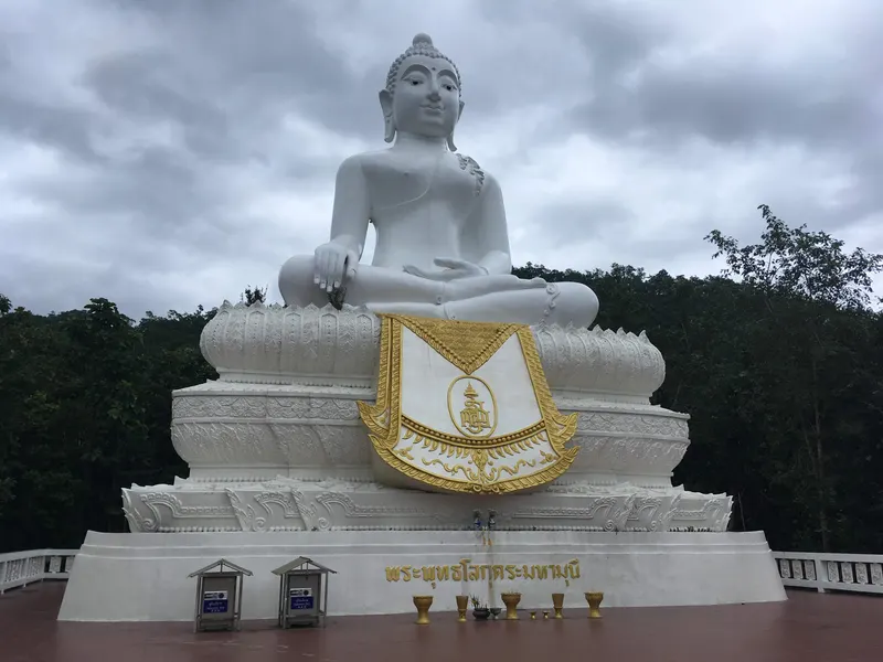 Biały Budda nad doliną